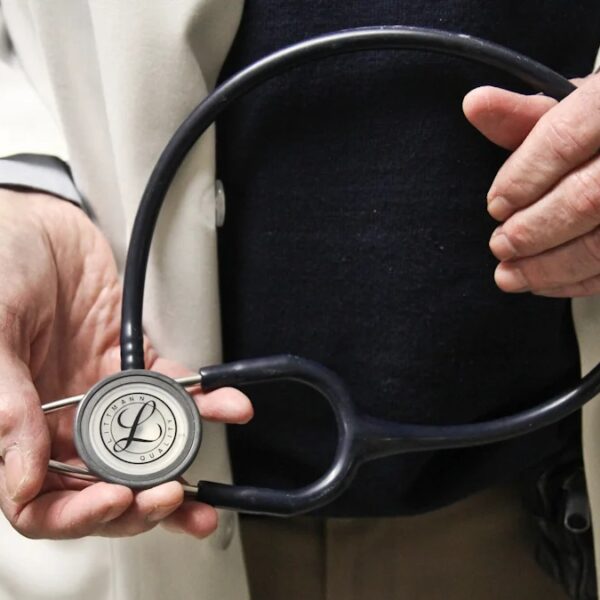 How Does a Stethoscope Work? A Comprehensive Guide