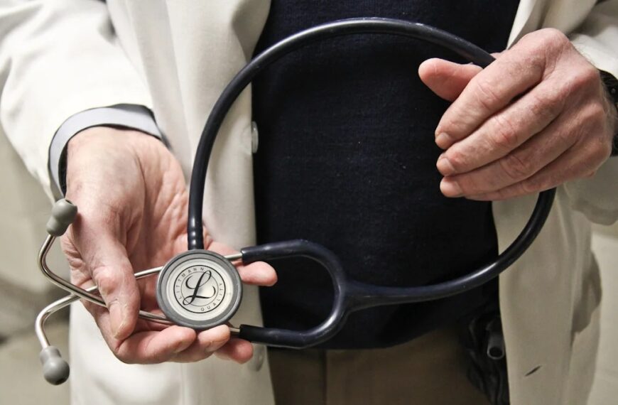 How Does a Stethoscope Work? A Comprehensive…